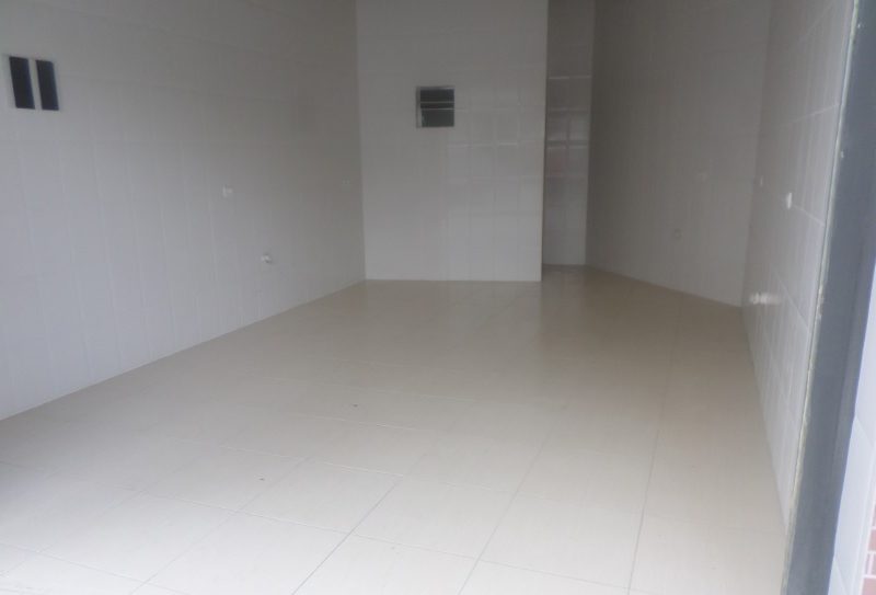 Salão prox. centro Osasco porta aut. e nobreak, azulejado, porcelanato e WC