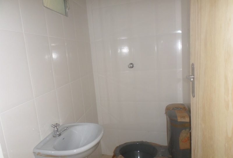 Salão prox. centro Osasco porta aut. e nobreak, azulejado, porcelanato e WC